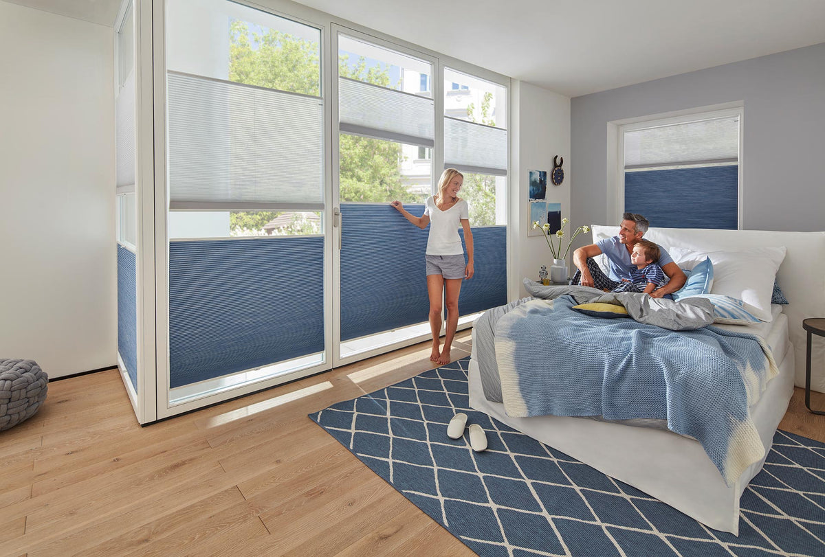 Schlafzimmer mit textilem Sichtschutz am Fenster