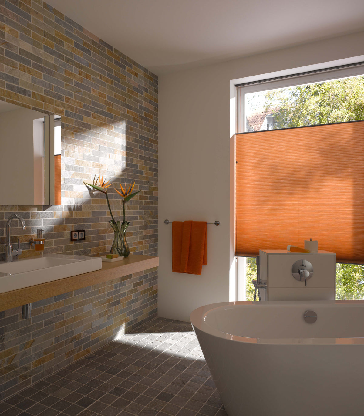 Oranges DUETTE® Wabenplissee als Sichtschutz im Badezimmer